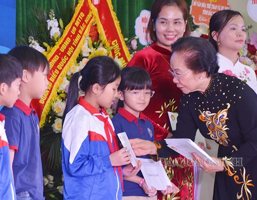 Nguyên Phó Chủ tịch nước Nguyễn Thị Doan dự “Ngày hội khuyến học” tại huyện Yên Phong 